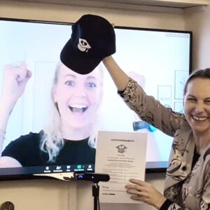 Tania Ellis certificerer ny elev